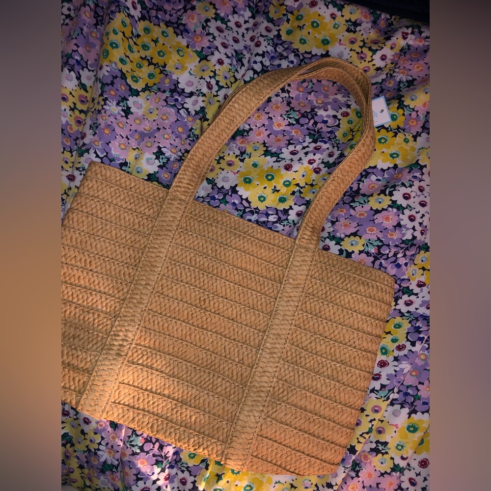 Draper James Straw Bag. Magnetic clasp. NWT. Great bag for spring or summer.